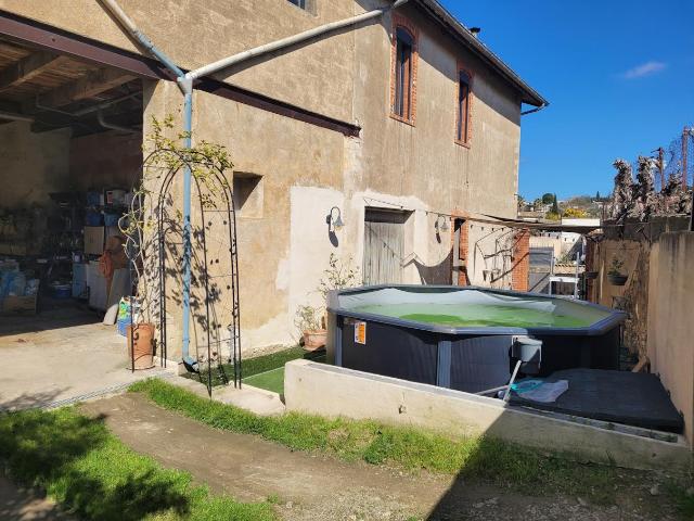 Circulade village with all shops, cafes, restaurants and sch. 155m² Autignac