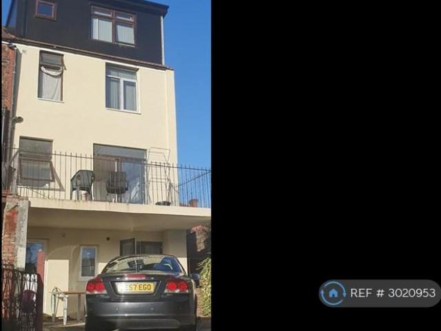 Circular Road, Manchester, M25 1 bed in a house share to rent £620 pcm £143 pw