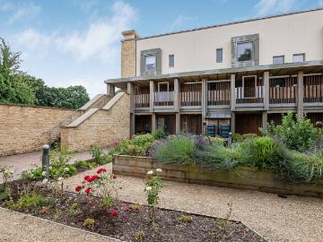 Cirencester Road, Tetbury. 2 bed apartment to rent £1,750 pcm £404 pw