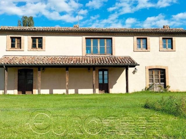 CITTA' DI CASTELLO. Casale unifamiliare con piscina e campo. 190m² Città di Castello