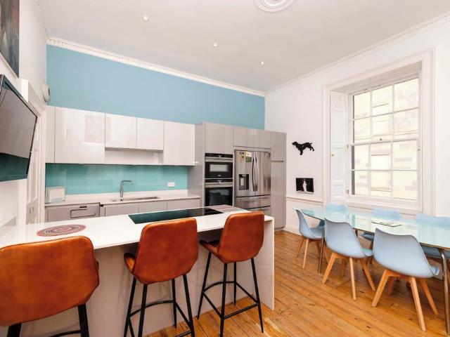 City of Edinburgh, EH1 3NR, United Kingdom | 4 bed apartment for rent #165010533 | Rentberry