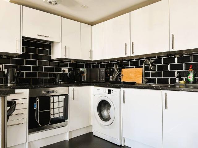 City of Edinburgh, EH1 1HN, United Kingdom | 3 bed apartment for rent #147357047 | Rentberry