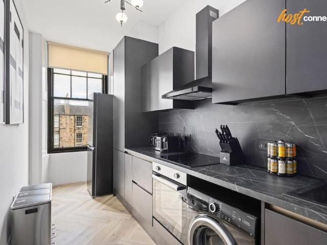 City of Edinburgh, EH1 2EL, United Kingdom | 3 bed apartment for rent #154231519 | Rentberry