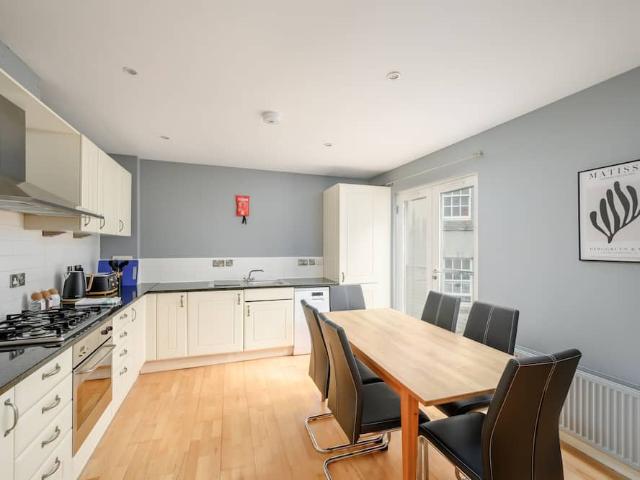 City of Edinburgh, EH1 2HB, United Kingdom | 2 bed apartment for rent #170786733 | Rentberry