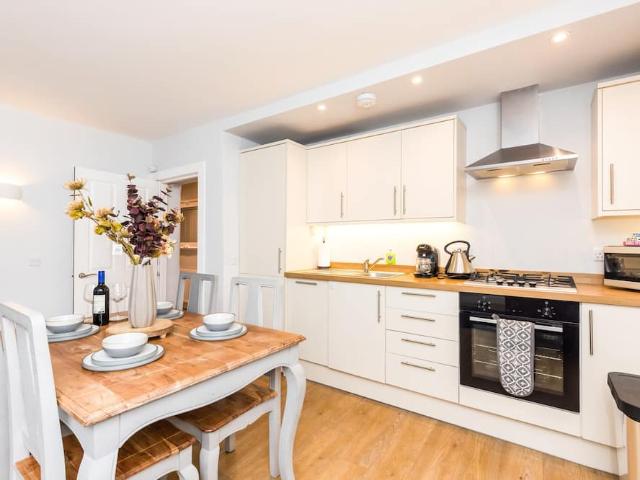City of Edinburgh, EH2 3JD, United Kingdom | 4 bed apartment for rent #97895365 | Rentberry