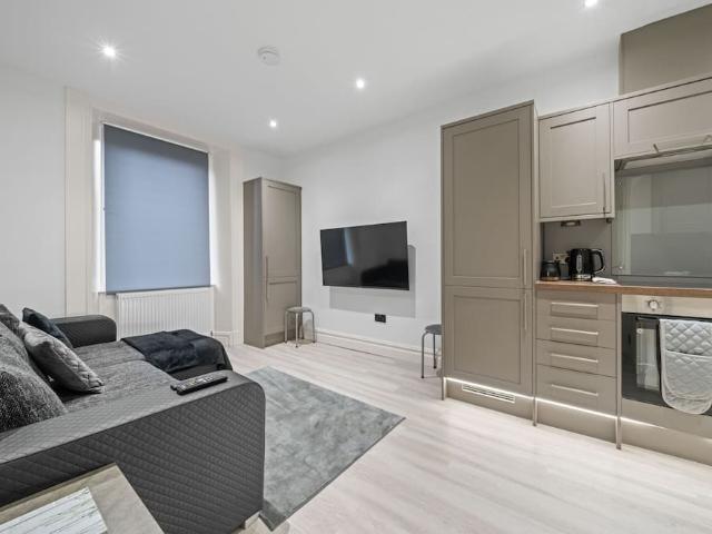 City of Edinburgh, EH3 8AX, United Kingdom | 2 bed apartment for rent #165041287 | Rentberry