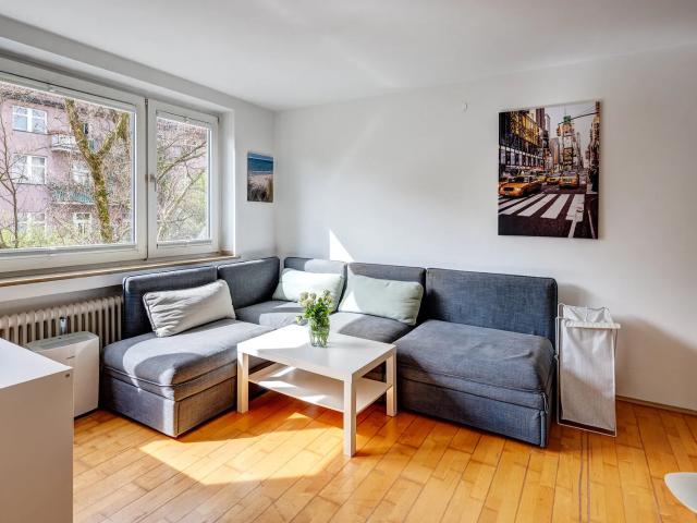 City apartment: sunny, modern, quiet backyard location