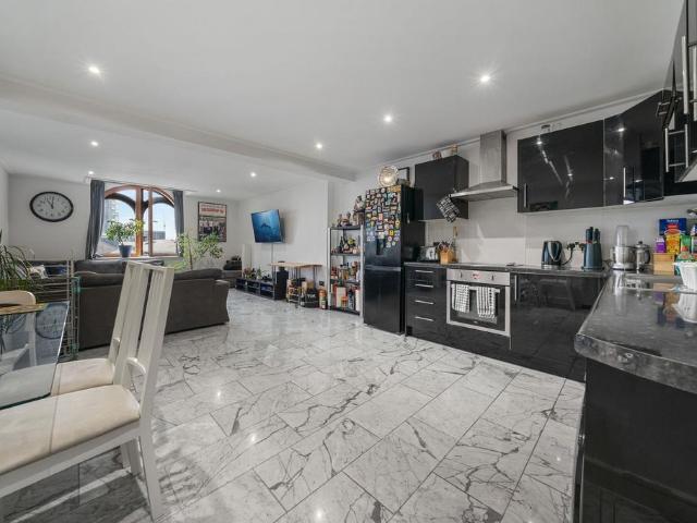 City Approach, 190 City Road 2 bed flat to rent £3,700 pcm £854 pw