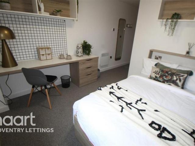 City Centre Accommodation 1 bed flat to rent £595 pcm £137 pw