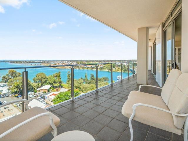 City centre estuary views luxury apartment on level 9!