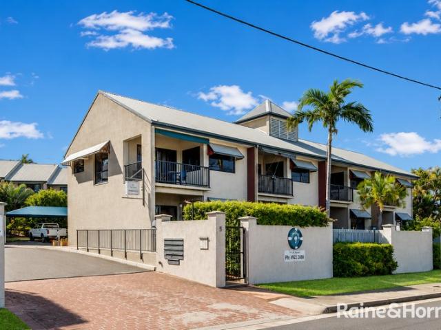 CITY CENTRE EXECUTIVE FULLY FURNISHED APARTMENT WITH WATER VIEWS!