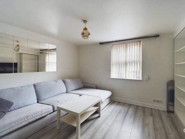 City Centre Living: Furnished 1 Bed Flat Overlooking The Spot