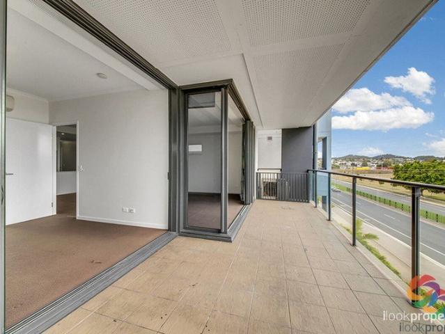 City Convenience Meets Relaxed Living 2 Bed, 2 Bath Unit