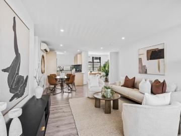 CITY EDGE LUXURY IN A TOP FLOOR 2 BEDROOM APARTMENT