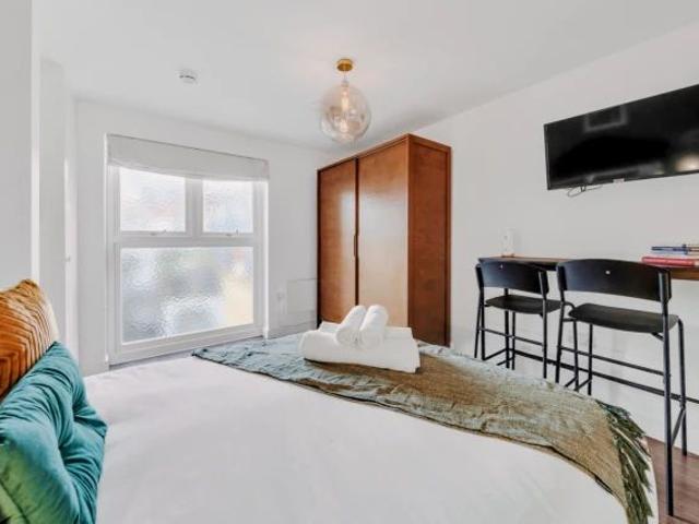 City Life in Style: Chic Studio in Prime Area