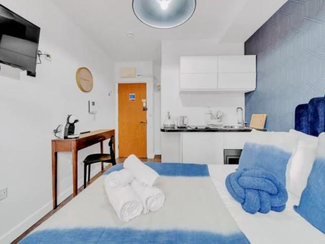 City Life in Style: Chic Studio in Prime Area