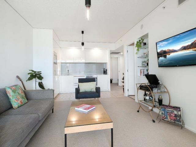 CITY LIVING WITH POOL, GYM AND SAUNA !