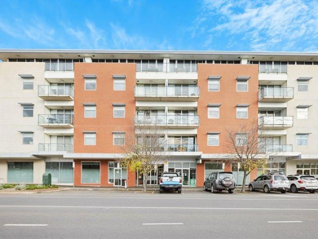 CITY LIVING AT IT'S BEST & LOCATION 180 DEGREE VIEWS 2 SECURE PARKS!