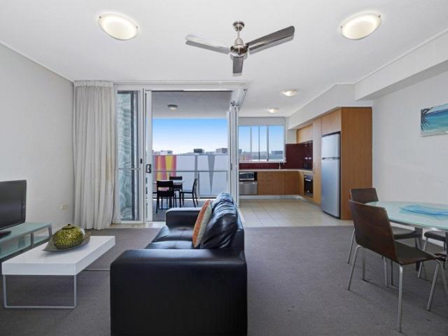 CITY LIVING, FULLY FURNISHED & READY TO GO!