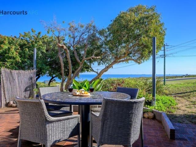 City Living Stunning Views and the Beach at your Doorstep
