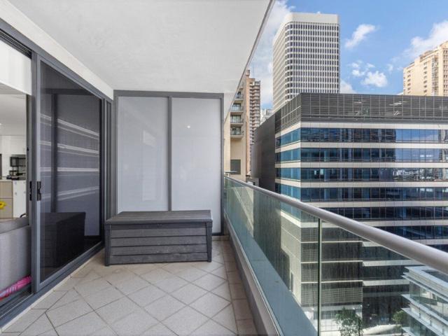 City living: super sized studio in immaculate condition