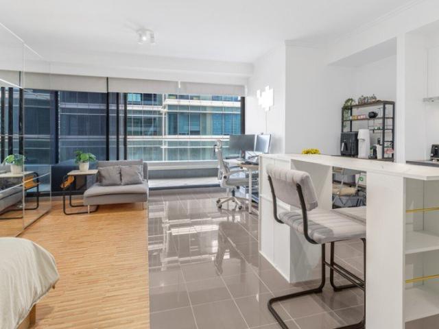 City living: super sized studio in immaculate condition
