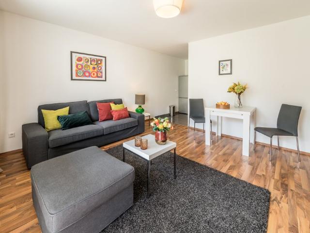 City Residence: Westend: Modernes Apartment mit separatem Schlafzimmer