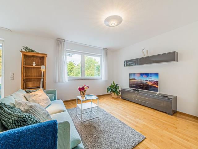 City Residence: Dornbusch: Schöne Wohnung mit hübschem Balkon in ruhiger, begehrter Lage