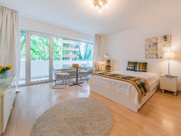 City Residence: Elegant and bright apartment with balcony – euhabitat