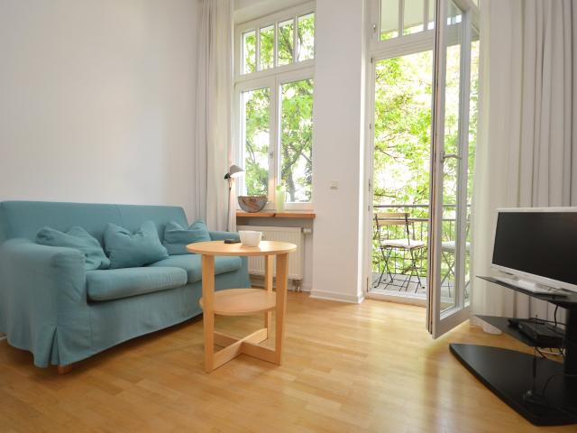 City Residence: Elegant apartment in a historical building with a balcony in a good residential Nordend area – euhabitat