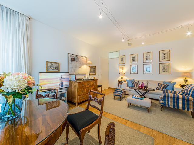 City Residence: Elegant French style furnished apartment with a balcony – euhabitat