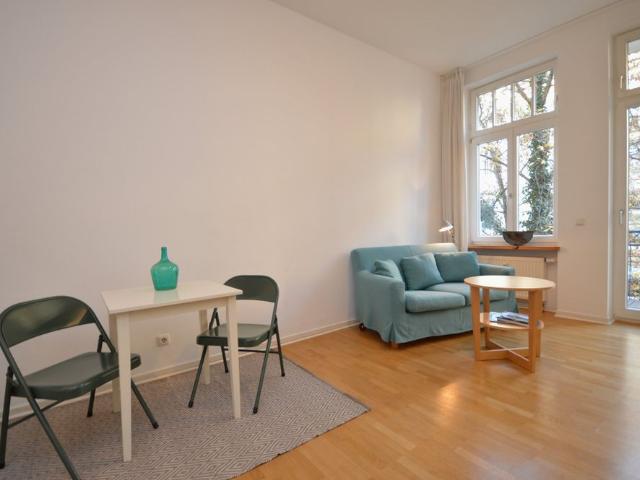 City Residence: Elegante und helle Altbau Wohnung mit Balkon in guter Nordendlage