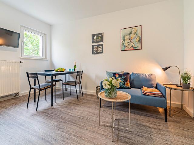 City Residence: First occupancy after renovation, City West: Spacious apartment with balcony – euhabitat