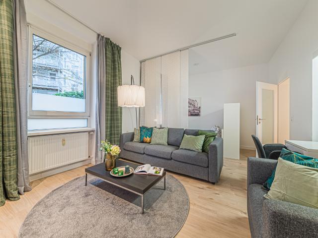 City Residence: First occupancy after renovation: Modern furnished city apartment on Berger Straße – euhabitat