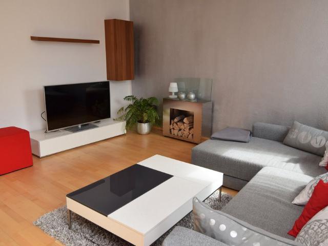 City Residence: Geschmackvolle moderne Wohnung mit Balkon und Garage