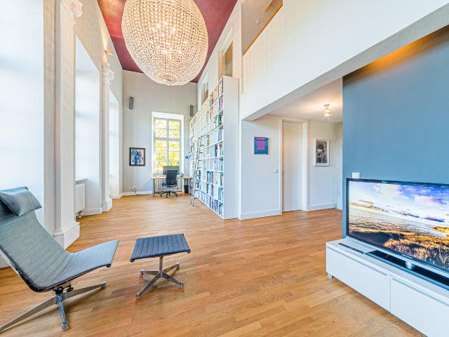 City Residence: Living in a castle: Exclusive 3.5 room maisonette apartment in the historic Rumpenheim Palace – euhabitat