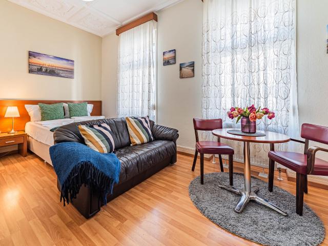 City Residence: Modern furnished 1 room apartment in a central city location – euhabitat