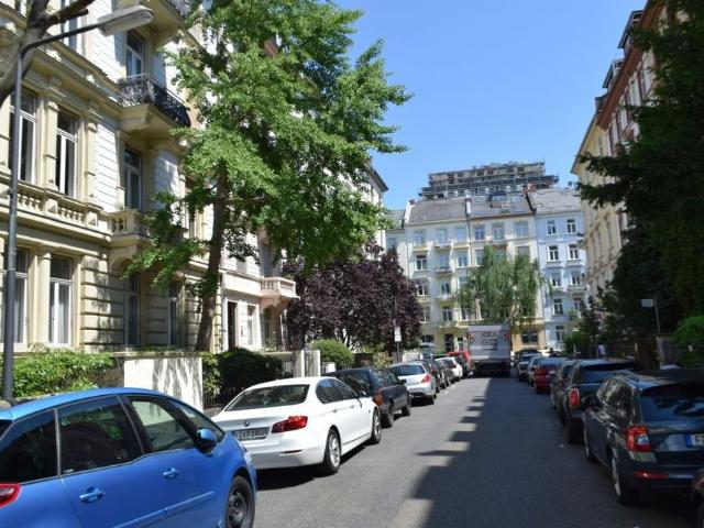 City Residence: Modern möblierte Wohnung mit Skylineblick