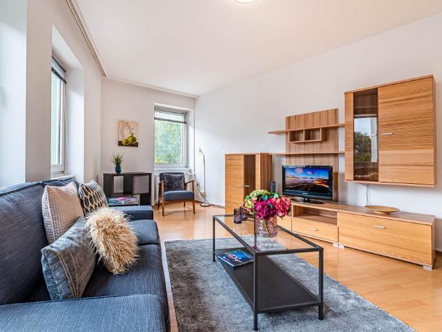 City Residence: Moderne und helle 2 Zimmer Wohnung direkt am Merianplatz