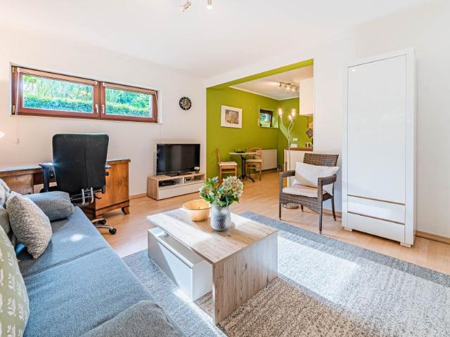 City Residence: Moderne und helle Einlieger Wohnung in Villenlage von Kelkheim