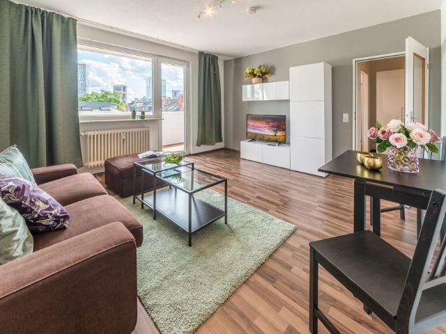 City Residence: Schick eingerichtete Wohnung mit Skylineblick in sehr guter Westendlage
