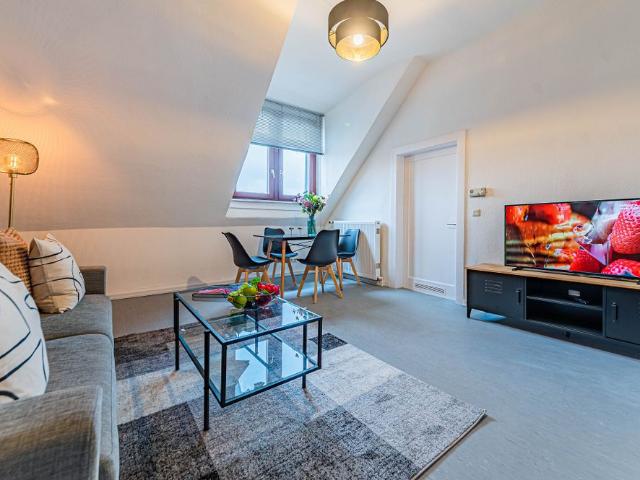 City Residence: Schön möblierte Dachgeschoßwohnung im beliebten Nordend West