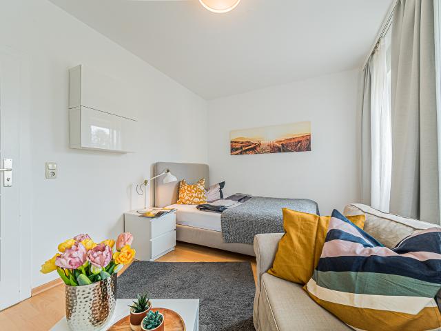City Residence: Spacious and newly furnished apartment in a sought after neighborhood – euhabitat
