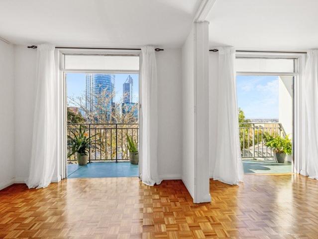 CITY & RIVER VIEWS | SUNLIT LIVING ON THE EDGE OF KINGS PARK