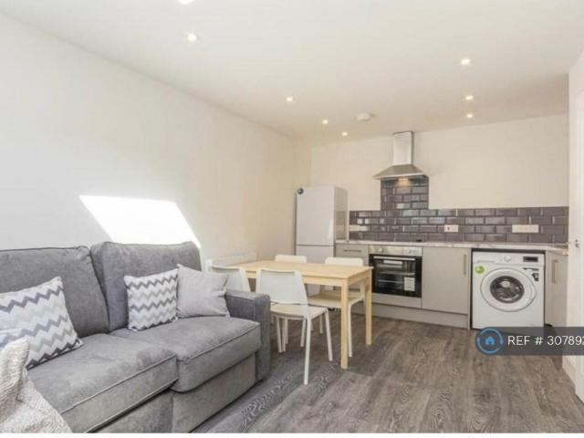 City Road, Cardiff, CF24 3 bed maisonette to rent £1,800 pcm £415 pw