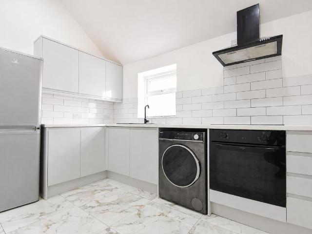 City Road, Cardiff CF24, 4 bed flat to rent, £2,100 pcm | PrimeLocation