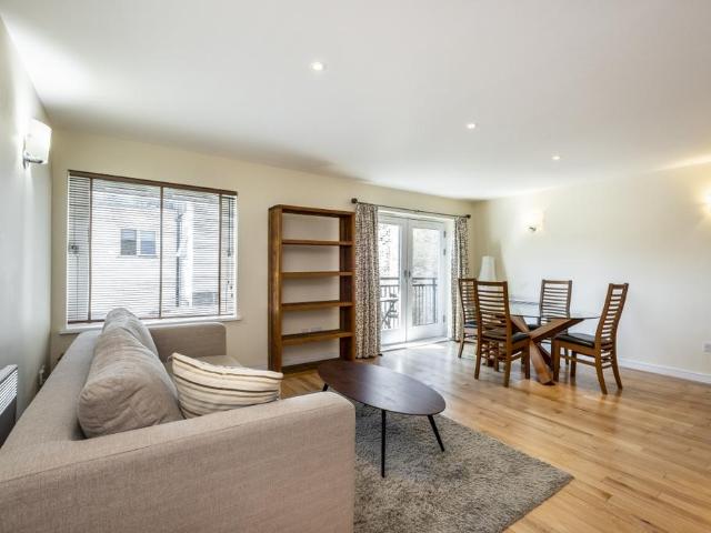 City Road London EC1V 1 bed apartment to rent £2,925 pcm £675 pw