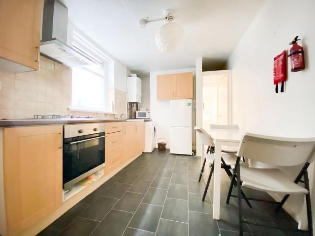 City Road, Roath CF24, 3 bed flat to rent, £1,650 pcm | PrimeLocation