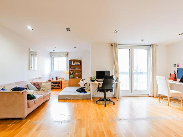 City Tower, Canary Wharf, London, E14 2 bed flat to rent £2,579 pcm £595 pw