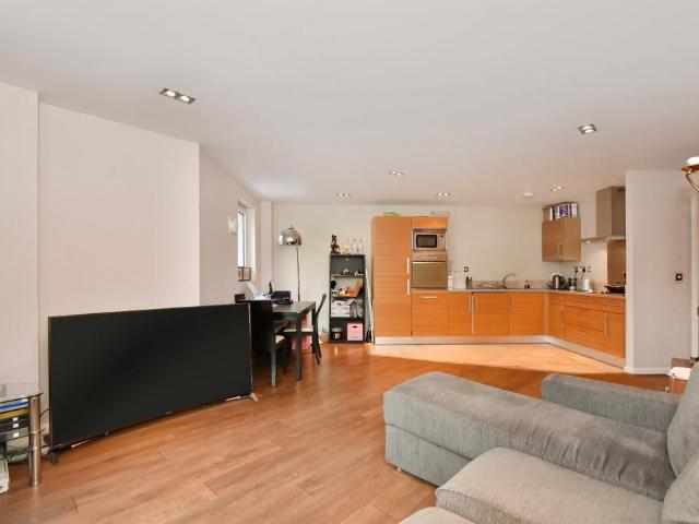 City Tower, 3 Limeharbour, London, E14 1 bed flat to rent £2,000 pcm £462 pw